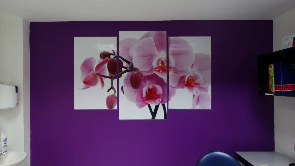 Vinilos decorativo personalizado de flores de color violeta con fondo blanco sobre bases de madera para decoración