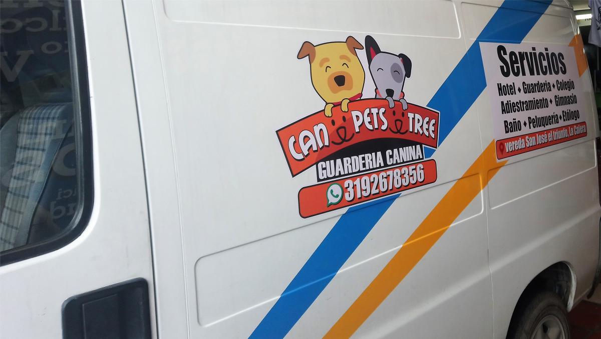 Automovil usando vinilos decorativos personalizados de una guarderia caninca con dos perros en medio