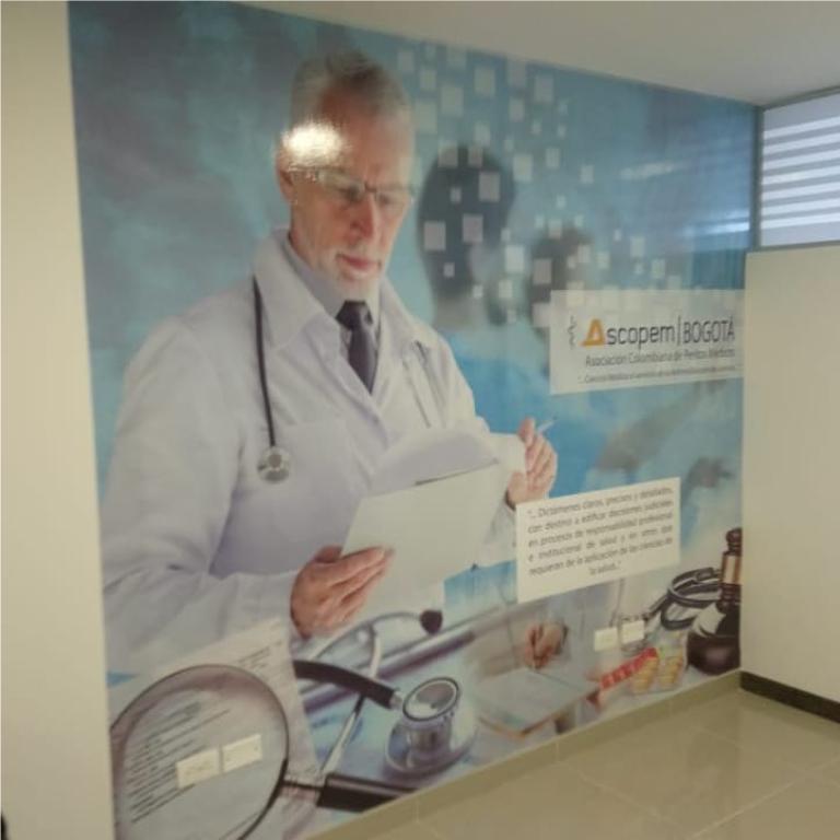 Vinilo decorativo sobre una pared  de un doctor con lentes leyendo un documento