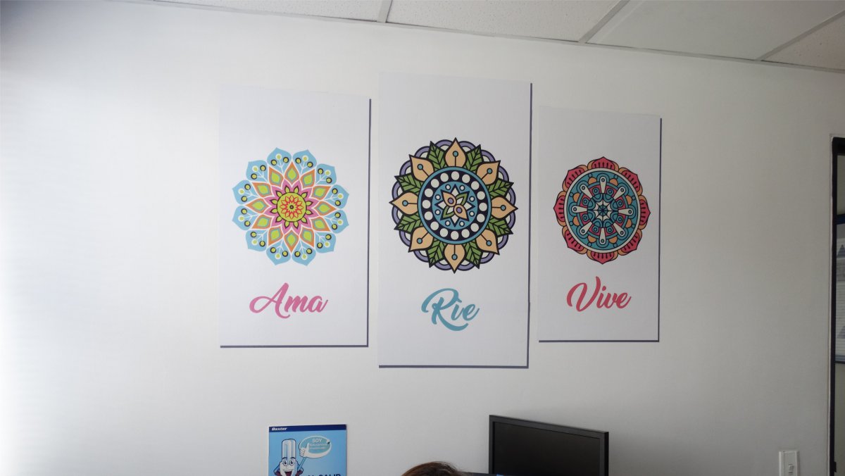 Vinilos personalizados sobre 3 bases de madera con figuras de mandalas con fondo blanco sobre una pared de color blanco